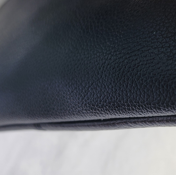 Tignanello Black and Tan Pebbled Leather Wristlet EUC - Picture 8 of 17